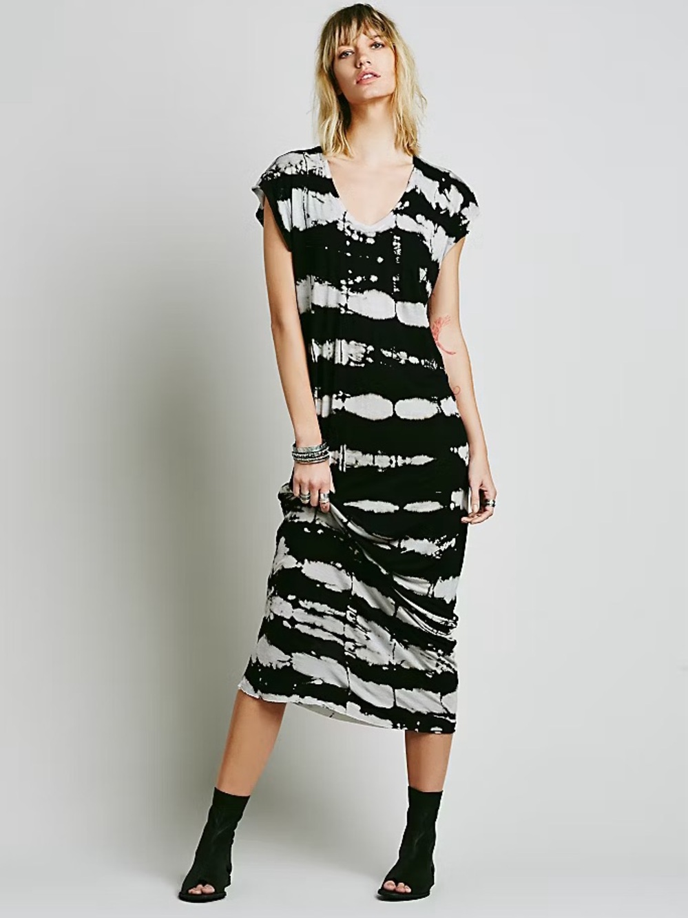 Venus Women’s Black & White Tie-Dye Scoop Neck Short Sleeve Midi Dress